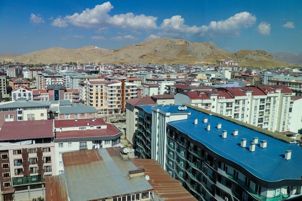 <p>Art arda meydana gelen artçı sarsıntılar nedeniyle evlerine giremeyen vatandaşların barınma ihtiyacını karşılamak amacıyla ilk etapta gönderilen 75 bin çadır vatandaşlara dağıtıldı. Daha sonra kente getirilen 29 bin 500 konteynerle kurulan 35 konteyner kentte vatandaşlara geçici barınma ortamı oluşturuldu.</p>
<p>Göçlerle adeta "hayalet kent"e dönüşen Van'da, bir ay gibi kısa sürede depremzedeler için inşa edilecek konutların yapımına başlandı. Evi ağır hasar gören ya da yıkılan vatandaşlara kalıcı konutlar sağlamak için temeli atılan binaların yapımı hava sıcaklığı sıfırın altında 30 dereceye kadar düşmesine rağmen aralıksız sürdü.</p>