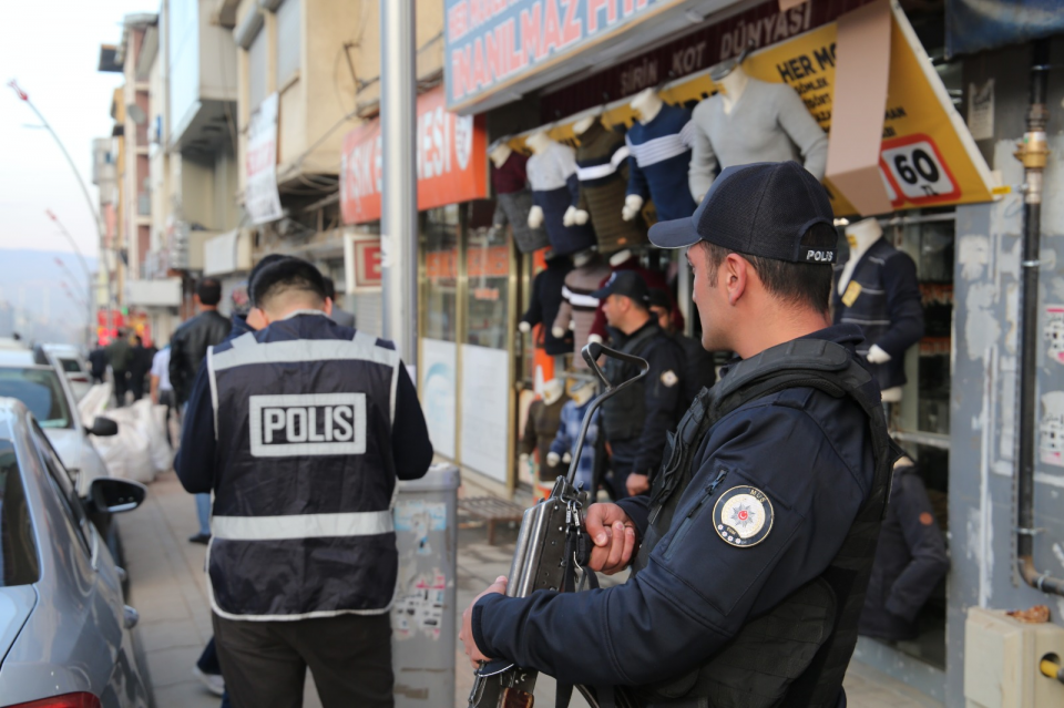 <p>Ayrıca 22 adet ruhsatsız tabanca, 20 adet ruhsatsız av tüfeği, 20 adet kurusıkı tabanca, 258 adet mermi, 18 adet kesici/delici alet, (8) gr kokain, (968,7) gr esrar, (6) gr eroin, (50,3) gr bonzai, (27,8) gr metanfetamin, (35) adet ecstasy, (831) adet sentetik ecza, (6.189) paket kaçak sigara ve (1.468) litre kaçak akaryakıt ele geçirildi.</p>