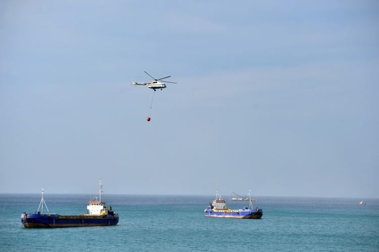 <p>- Denizde ve karada kurtarma çalışmaları yapıldı</p>

<p>Ormanlık alanda elektrik direğinin devrilmesi sonucu çıkan yangına da denizden su alan helikopter ve Orman Bölge Müdürlüğünün ekipleriyle müdahale edildi.</p>
