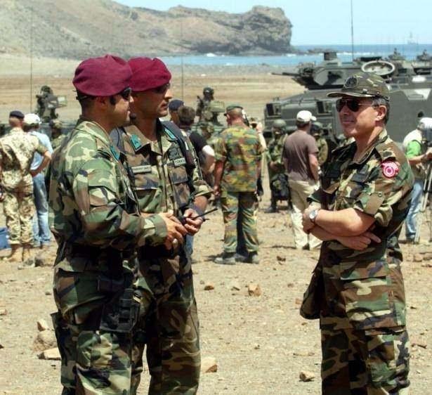 <p>Yurtiçinde; savaş beden eğitimi, özel harekat, yakın muharebe, teşhis-tanıma, uzak mesafeli keşif ve devriye, sızma, yaşamı sürdürme - sorgulama sorguya mukabele, kaçma - kurtulma, hedef tarifi - ateş tanzimi - hasar tespiti, özel operasyon, psikolojik harekat, halka yardım, paraşüt, komando, gayri nizami savaş, koruma, kış muharebesi, kurbağa adam, serbest paraşüt eğitimi.</p>

<p> </p>

