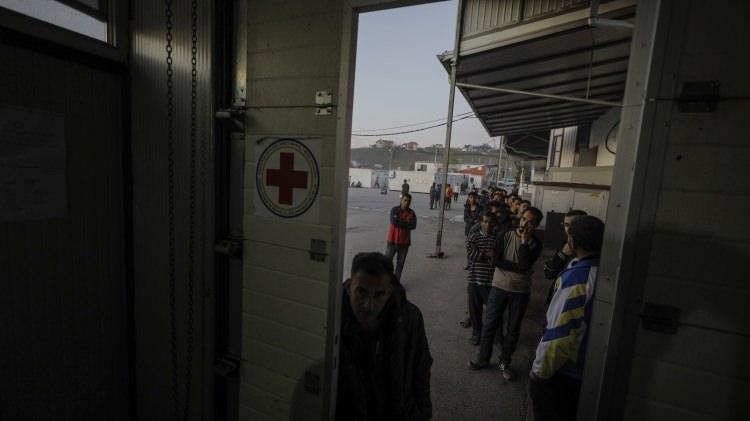 <p>Uluslararası Göç Örgütünden (IOM) Vladimir Mitkovski, Una-Sana Kantonu'nda bulunan dört kampta toplam 3 bin 200 göçmen kaldığını belirterek, bu insanların günlük gıda ve sağlık ihtiyaçlarının karşılandığını söyledi.</p>
<p> </p>