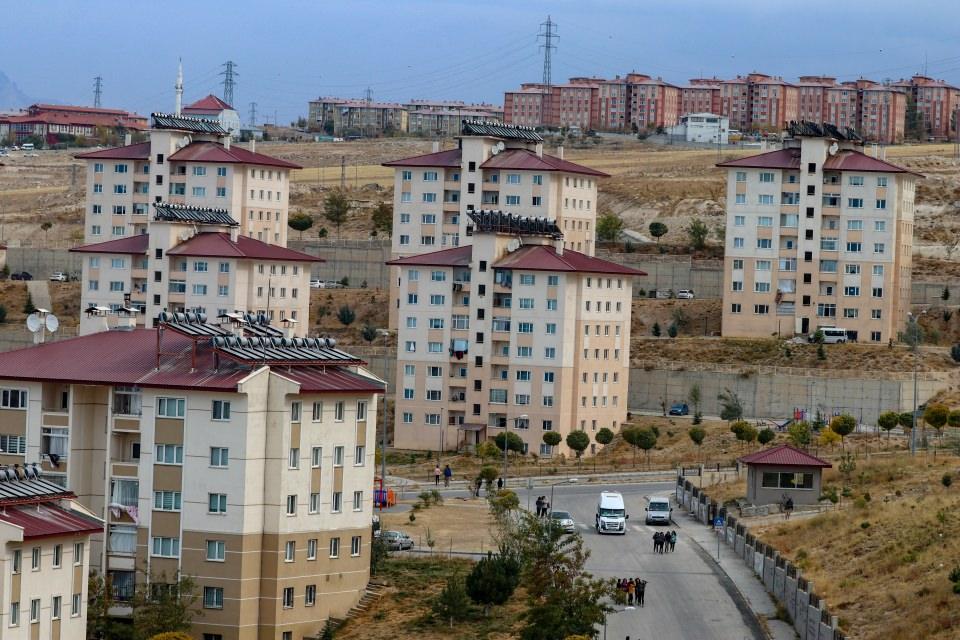 <p><em>Deprem bilincinin canlı tutulması için okullarda sürekli eğitim çalışmalarının yürütüldüğünü ifade eden Bilmez, şunları kaydetti:</em></p>
<p>"Depremde zarar gören binalarımızın büyük bir kısmı yıkıldı. Yaklaşık 3 bin civarında yıkılması gereken yer kaldı. Bunlar da köylerde ve çoğunlukla boş ya da mahkemelik olan yerler. Denetimler de yapılıyor. Bugüne kadar 250 binden fazla vatandaşa deprem eğitimi verdik. Depremi sürekli gündemde tutuyoruz. Bu konuda çok ciddi bir hassasiyet oluştu. Depremler bu bölgenin bir realitesi. Yeni depremlerin zarar vermemesi için gerekli tedbirleri almamız gerekir. Bazen depremlerde balkon ya da pencerelerden atlayan insanların yaralanmaları depremde zarar görenlerin sayısından daha fazla olabiliyor. Bu nedenle deprem bilincini oluşturmamız lazım. AFAD Bölge Müdürlüğümüz bünyesinde kurulan kurtarma teşkilatımız her daim hazır."</p>