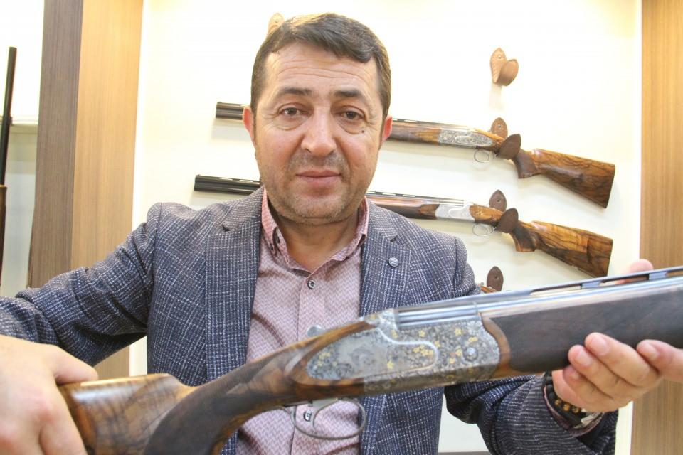 <p> İngiliz tüfekleri dünyada pahalı satılan silahlar ama bizim ürettiğimiz bu silahlar aslında onların eşdeğerinde. Bu özel silahlarımızı daha çok koleksiyoncular tercih ediyor. Bu tüfeği alan, ava gitmeye, orada kullanmaya kıyamıyor." ifadelerini kullandı.</p>