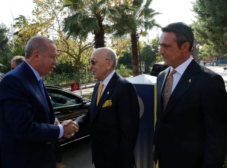 <p>Başkan Recep Tayyip Erdoğan, Fenerbahçe Yüksek Divan Kurulu Toplantısı'na katıldı. Fenerbahçe'de 25 yılını dolduran Başkan Erdoğan Yüksek Divan Kurulu üyesi oldu ve bugün plaketini aldı. Toplantıdan özel anlar kameralara böyle yansıdı.</p>
