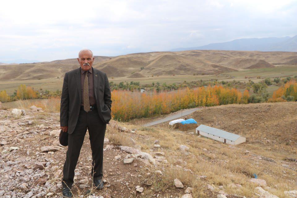 <p>Geçen dönem köy muhtarlığı yapan Öztepe, bayrağı indirmek isteyen 5 teröristin çıkan çatışmalarda öldürüldüğünü belirterek, ömrü yettikçe bayrak bekçiliği görevini sürdürmeye devam edeceğini söyledi. </p>
