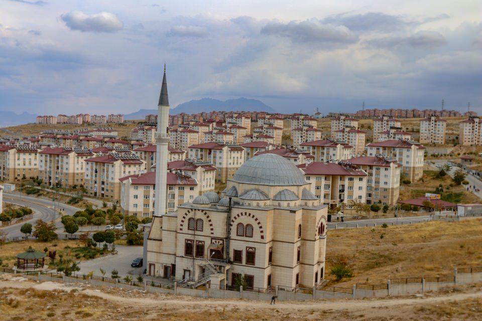 <p>Kentte afet bilincinin oluşturulması için çalışma yürüttüklerini anlatan Selçuk, şöyle konuştu:</p>

<p>"Doğal afetler karşısında önlemler almak gerekiyor. Halkı bilinçlendirmemiz lazım. İnsanlar oturduğu binayı kontrol etmeli. Zemine uygun binalar tercih edilmeli. </p>
