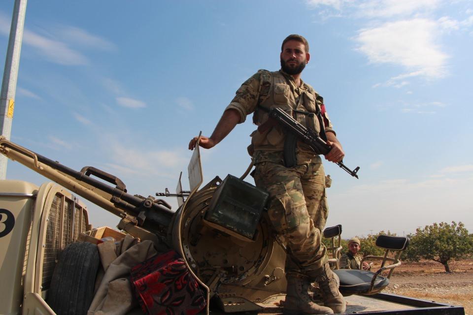 <p>Öte yandan sessizliğin hakim olduğu Resulayn'da, teröristlerin yerleşim alanlarındaki mayın ve bombalı tuzaklamalarına karşı ev ve tünellerde arama- tarama faaliyetlerinin sürdürüldüğü öğrenildi. Ceylanpınar'da ise bölge sakinleri, günlük hayatlarına devam ediyor. </p>
<p> </p>