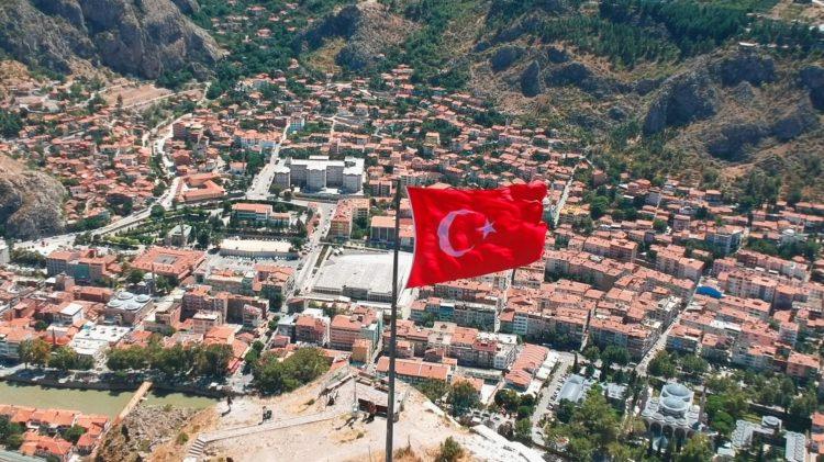 <p>Türkiye’nin doğal güzellikleri ile görüntülenen Türk Bayrağı eşsiz görüntüler oluşturdu. </p>
