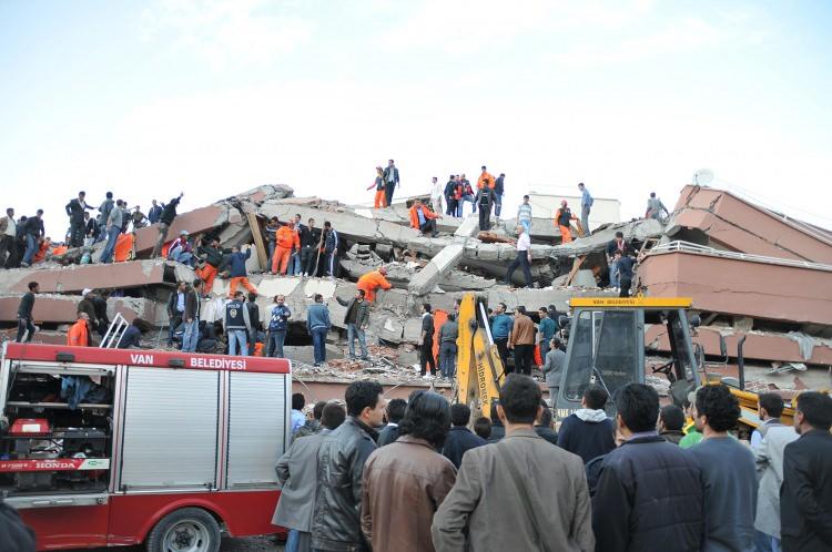 <p><strong>"Zemine uygun binalar tercih edilmeli"</strong></p>

<p>Van Yüzüncü Yıl Üniversitesi (YYÜ) Afet Yönetimi ve Deprem Araştırma Merkezi Müdürü Doç. Dr. Azad Sağlam Selçuk ise aktif fay hatları üzerinde bulunan Van'da tarih boyunca büyük depremlerin yaşandığını belirtti.</p>
