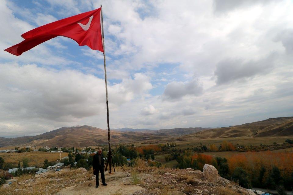 <p>Öztepe, 35 yıl önce dönemin Yüksekova Tabur Komutanının, "Her yerde Türk bayrağını dalgalandıralım" sözü üzerine evine yaklaşık 150 metre mesafedeki tepeye diktiği demir direkte Türk bayrağını dalgalandırmaya başladı.</p>
