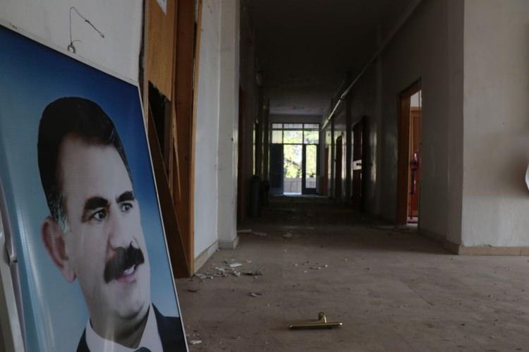 <p>Görüntülerde, sözde eğitim ve konaklama alanları ile ofis olarak kullandığı binalarda teröristbaşı Öcalan'ın çok sayıda posteri yer alıyor.</p>
