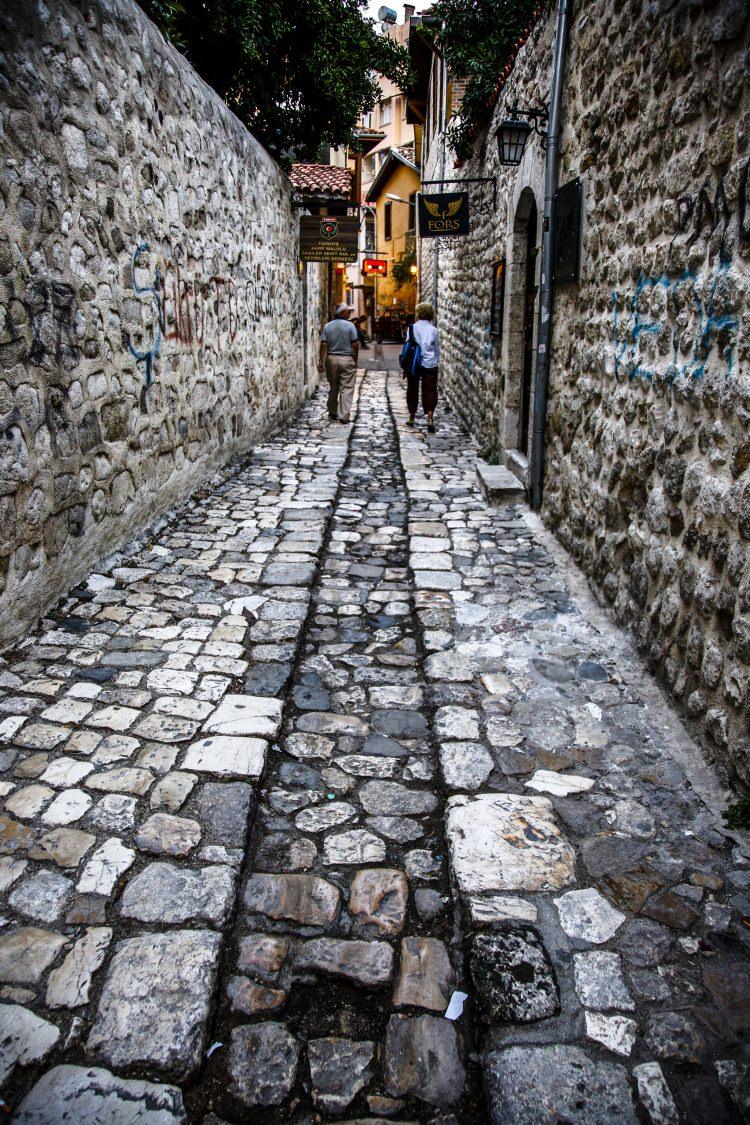 <p>"Kültür ve Turizm Bakanlığımızın restorasyon konusunda destekleri var. Hem projeye hem de uygulamaya destekler veriyor. Vatandaşlarımızın müracaatını değerlendirip Bakanlığa gönderiyoruz. Bakanlığımız da hibe şeklinde destekler sağlıyor. Bu evlerin yaşatılması, bu kültürü geleceğe aktarmamız lazım, diye düşünüyoruz."</p>