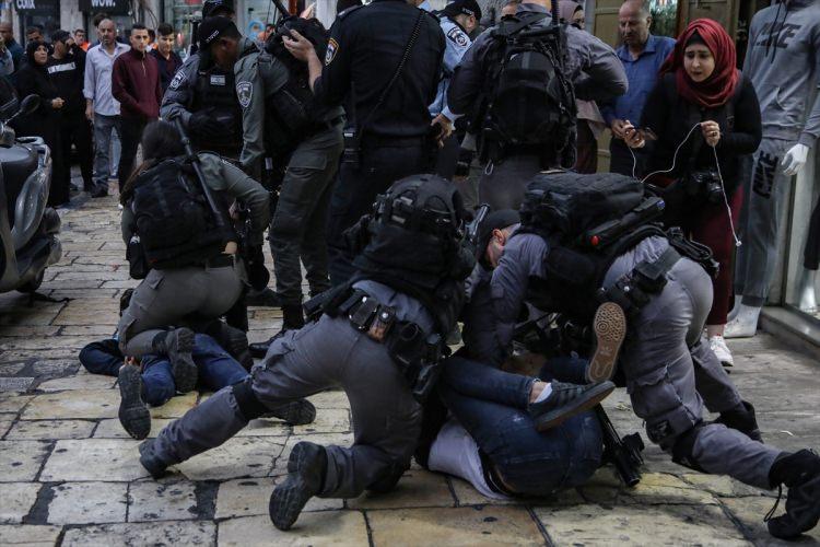 <p>Gösteriyi takip eden basın mensupları da İsrail güçlerinin şiddetine maruz kaldı. Gösteri sırasında görüntü almaya çalışan Anadolu Ajansının (AA) Filistinli kameramanı Faiz Abu Rmeleh darbedildi.</p>
