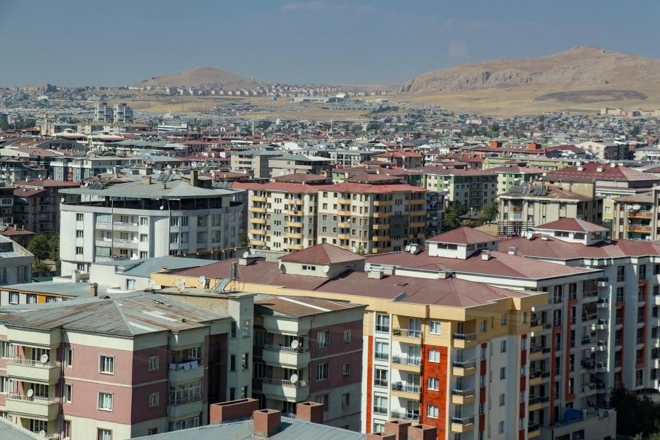 <p>Depremin üzerinden geçen 8 yıllık süreçte 25 bin 170 konut tamamlanarak depremzedelere teslim edildi, 139 iş merkezi, 17 okul, 33 cami, 9 alışveriş merkezi ve 3 bin 194 ahır yapıldı.</p>
<p>23 Ekim ile 9 Kasım'daki depremlerin ardından AFAD uzmanlarınca Van merkez, Erciş ve Edremit ilçeleri ile bağlı köylerde geniş kapsamlı hasar tespit çalışması yapıldı.</p>
<p>Uzmanların, söz konusu yerleşimlerdeki 147 bin 622 konut, 18 bin 735 iş yeri ve 20 bin 209 ahırda yaptığı çalışmalarda, 31 bin 870 konut, 8 bin 849 iş yeri ile 9 bin 602 ahırın ağır hasar gördüğü tespit edildi, 18 bin 181 konut da orta hasarlı olarak belirlendi.</p>