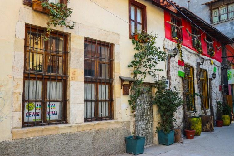 <p>Kente gelen turistlerin eski ev ve sokaklara yoğun ilgi gösterdiğini anlatan Işıkgör, "Özellikle kente gelen bütün gruplar o sokakları geziyor. O sokaklardaki yaşamı, kültürü görmek istiyorlar. Daracık sokaklar ve taş yapılarda gezerken haz aldıklarını söylüyorlar. Tabii ki bu da bizi çok mutlu ediyor." şeklinde konuştu. </p>