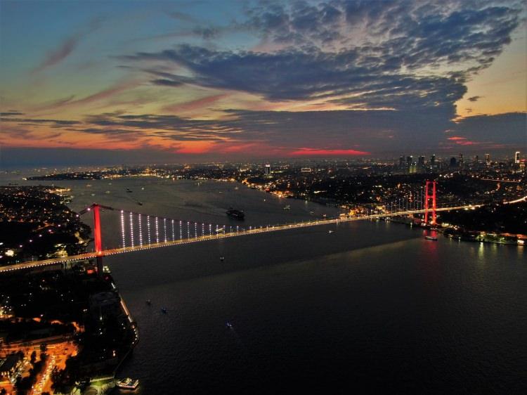 <p>İstanbul&rsquo;un en &ouml;nemli simgelerinden 15 Temmuz Şehitler K&ouml;pr&uuml;s&uuml; g&uuml;n batımında kırmızı ışıklar ile aydınlatıldı.&nbsp;</p>

<p>&nbsp;</p>
