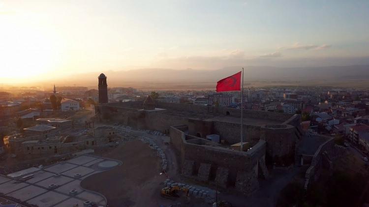 <p> Beyaza bürünen Kars Kalesi üzerinde şehrin her noktasından görülebilen Türkiye Bayrağı ise kartpostallık manzaralar oluşturdu.</p>