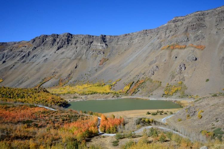 <p>2250 rakımdaki Nemrut Krater G&ouml;l&uuml;, doğal g&uuml;zelliklerinin yanı sıra b&uuml;nyesinde barındırdığı sıcak ve soğuk g&ouml;lleri, buz mağarası, buhar bacası, kuş t&uuml;rleri, biyo&ccedil;eşitliliği ve yılın her d&ouml;neminde yansıttığı farklı g&uuml;zelliklerle &ccedil;ok sayıda yerli ve yabancı turiste ev sahipliği yapıyor.</p>

<p>&nbsp;</p>
