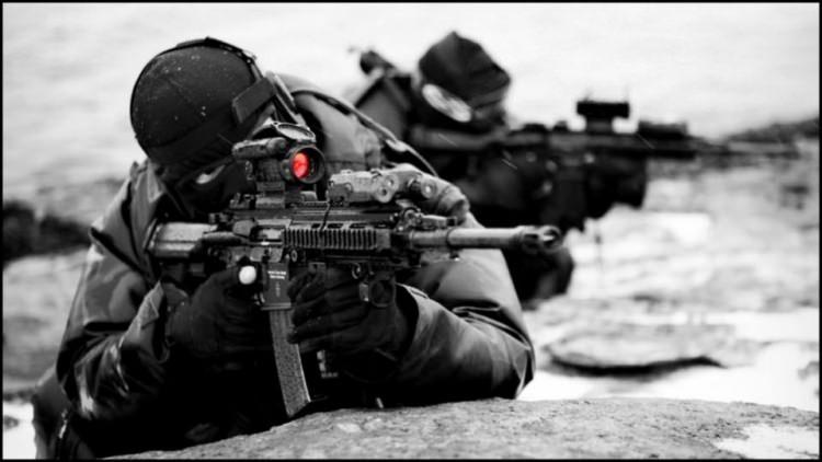 <p><strong>Navy SEALs – ABD</strong><br />
<br />
Navy SEAL'ın 2700 civarında üyesi olduğu tahmin ediliyor. Tüm üyeleri erkek olan SEAL'ların anlamı kara, deniz ve hava sözcüklerinin ingilizce baş harflerinin birleşmesiyle oluşuyor.</p>

