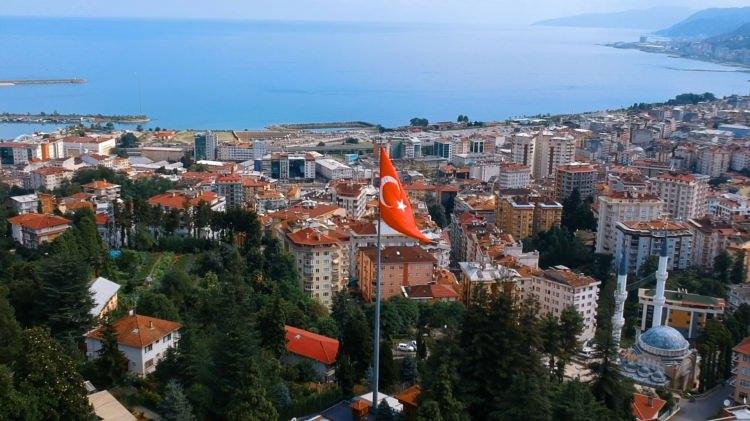 <p>Gün doğumunda Erzurum kalesinde kaydedilen görüntülerde gökyüzünde dalgalanan al bayrak kendine hayran bıraktı.</p>