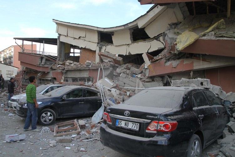 <p>Göçlerle adeta "hayalet kent"e dönüşen Van'da, bir ay gibi kısa sürede depremzedeler için inşa edilecek konutların yapımına başlandı. Evi ağır hasar gören ya da yıkılan vatandaşlara kalıcı konutlar sağlamak için temeli atılan binaların yapımı hava sıcaklığı sıfırın altında 30 dereceye kadar düşmesine rağmen aralıksız sürdü.</p>

<p> </p>
