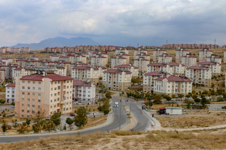 <p>Saatler 13.41'i gösterdiği sırada yaşanan ve merkez üssü Tabanlı köyü olan 7,2 büyüklüğündeki deprem, 26 saniyede kent merkezi ile Erciş ilçesi ve birçok köyde yıkımın yaşanmasına neden oldu.</p>

<p> </p>
