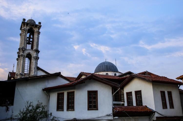 <p>Genellikle dar ve ortasından su kanallarının geçtiği taş döşeli bu sokaklar, aynı zamanda rüzgarları kesmeyi ve su baskınlarını önlemeyi amaçlıyor. Genişliği yaklaşık 3 metre ile 1,5 metre arasında değişen sokaklarda yerel tabirle "zokmak" denilen çıkmazlara da rastlanıyor. </p>
