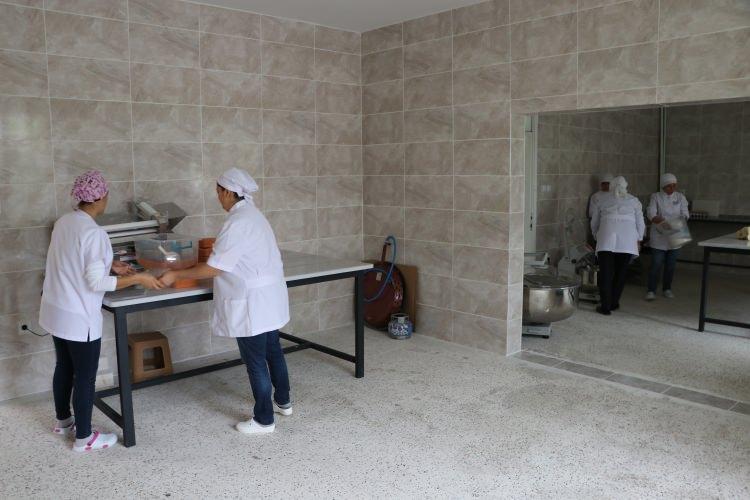 <p>"Edirne Valimiz Sayın Ekrem Canalp'in 'Ne gerekiyorsa yapılması' talimatıyla yol haritamızı belirledik. Önce kooperatifleşme sürecini tamamladık. Havsa Belediye Başkanımız Aydın Balkan'ın hassasiyetli yaklaşımı ile yer tahsis edildi. Üretime devam eden kadınların başarılı olacağına inancımız tam. Bu uzun yolculuklarında onları hiçbir zaman yalnız bırakmayacağız. Bereketli ve bol kazançları olsun."</p>
<p> </p>