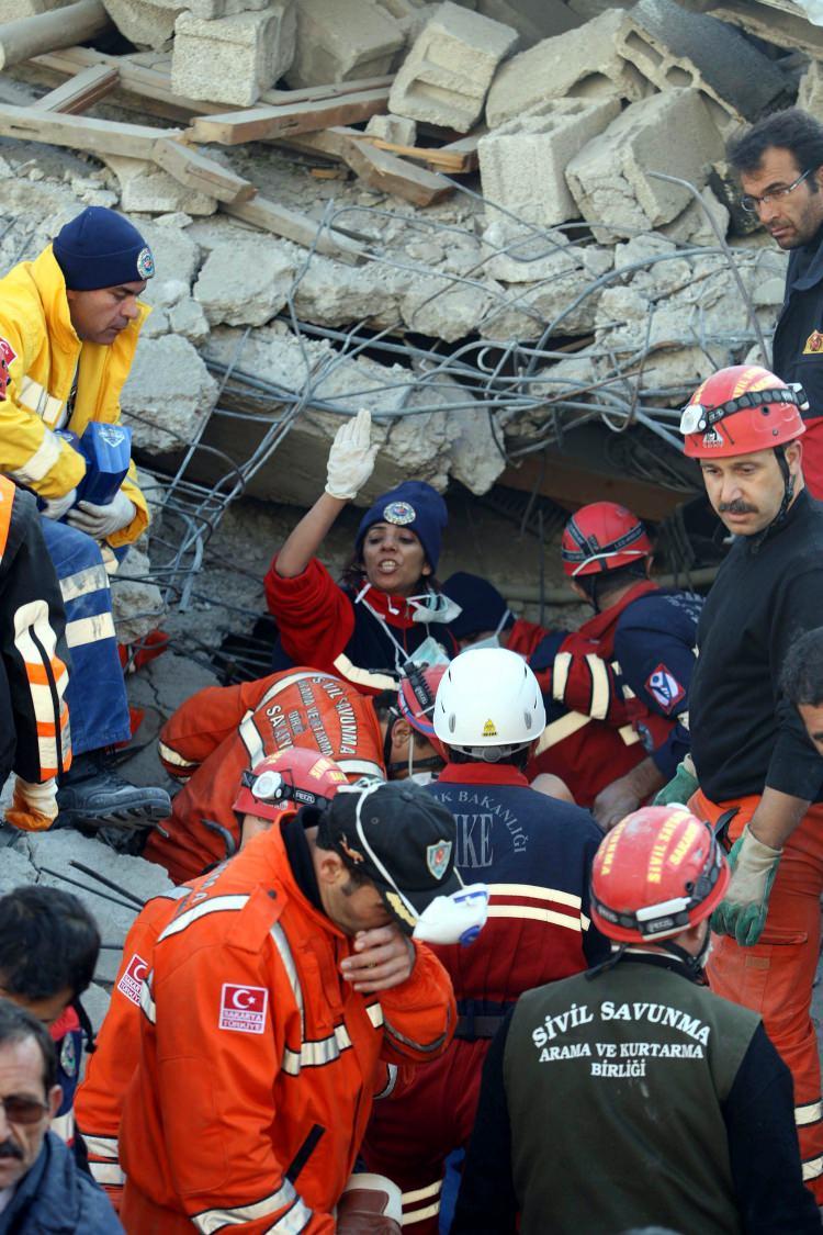 <p>Depremin hemen ardından başlatılan çalışmalarda ilk 6 saatte 71 kurtarma ekibi çalışma yürütürken, daha sonra farklı illerden gelen 140 ekip, enkazda kalan insanları sağ çıkarmak için canla başla çalıştı. Arama kurtarma çalışmalarında özel eğitimli 42 köpek de yer aldı.</p>

<p> </p>
