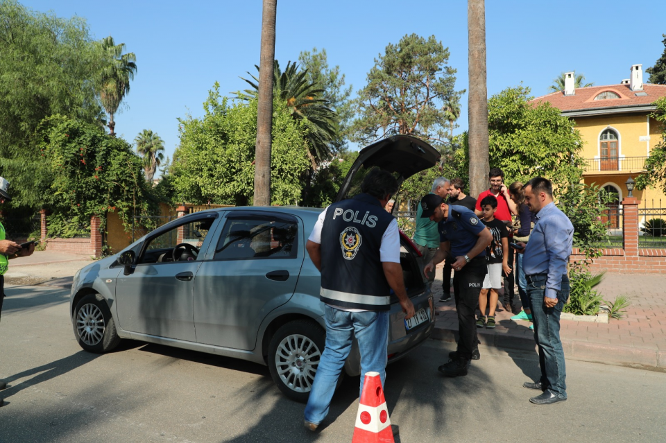 <p><strong>6 bin 786 araca işlem yapıldı, bin 518 araç trafikten men edildi</strong></p>
<p>Uygulamada, 198.585 adet araç kontrol edildi. Kontrollerde, 6.786 adet araca işlem yapıldı,16 adet aranan araç tespit edildi. 1.518 adet araç trafikten men edildi. </p>