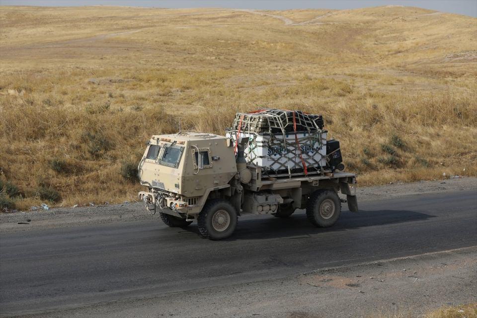 <p>Suriye'den çekilen ABD askerlerini taşıyan yaklaşık 100 zırhlı araç ve askeri ekipman tırları, bu ülkenin Irak'taki üslerine gidiyor.</p>

<p> </p>
