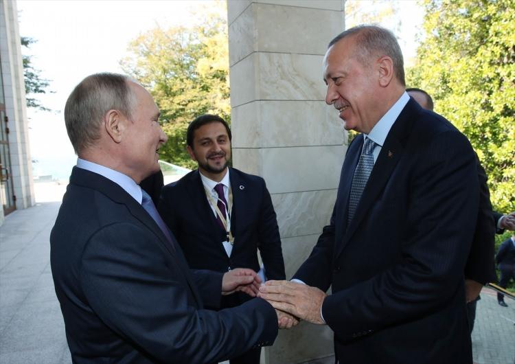 <p>Rusya Devlet Başkanı Vladimir Putin ve Cumhurbaşkanı Recep Tayyip Erdoğan, Soçi’deki Rusya Devlet Başkanlığı Rezidansı’nda bir araya geldi. Erdoğan'ı, Devlet Başkanlığı Rezidansı'na gelişinde Putin karşıladı.</p>

<p> </p>
