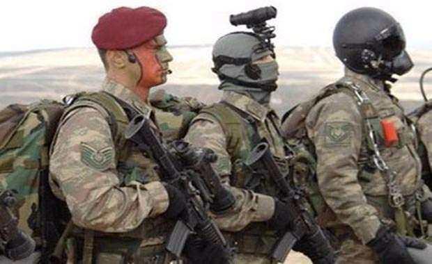 <p>Hiçbir kuvvet komutanlığına bağlı olmaksızın doğrudan Genelkurmay Başkanına bağlı olarak görev yaparlar. Söz konusu birlik, Bordo Bereliler ile Muharebe Arama Kurtarma (MAK), doğrudan Özel Kuvvetlerin emrinde görev yapmaktadır. Burada görev yapan askerler özel olarak seçilmiştir.</p>

<p> </p>
