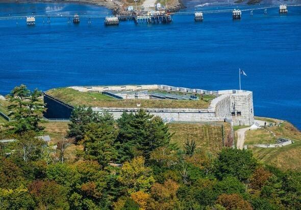 <p><strong>Fort Knox</strong></p>

<p>Fort Knox’un iyi korunan yerlerden biri olması pek şaşılacak bir durum değil çünkü bu yer ABD’nin 'külçe muhafazası' durumunda…</p>
