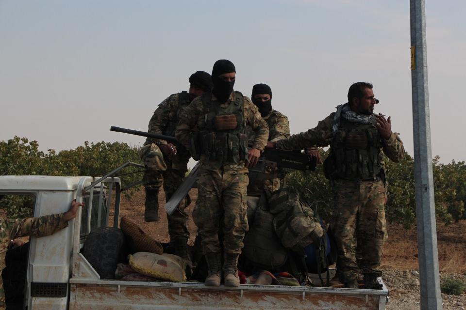<p>Kentte denetimi sağlayan SMO güçleri, Ceylanpınar'a yakın gümrük kapısı yakınlarında, gece saatlerinde havaya ateş açarak, sevinç gösterisinde bulundu. Bu sabah ise Resulayn'a 50 araçlık takviye SMO gücü, sevk edildi. Ellerinde Türk ve SMO bayraklarıyla tekbir getiren SMO askerleri, Resulayn'a giriş yaptı. SMO askerlerinin bir kısmı ise Mardin'in Nusaybin ilçesine gönderildi. </p>

