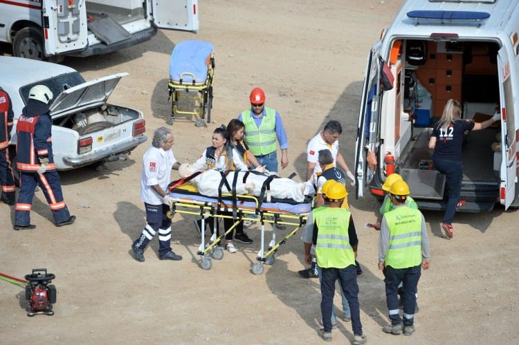 <p>Doğu kargo limanı olarak adlandırılan bölgede denize düşen bir kişi de botla kurtarıldı.</p>
<p>Başarıyla sona eren tatbikatta, yangın senaryolarında renkli sis tüpleri, yaralanma olaylarında ise cansız mankenler kullanıldı.</p>
