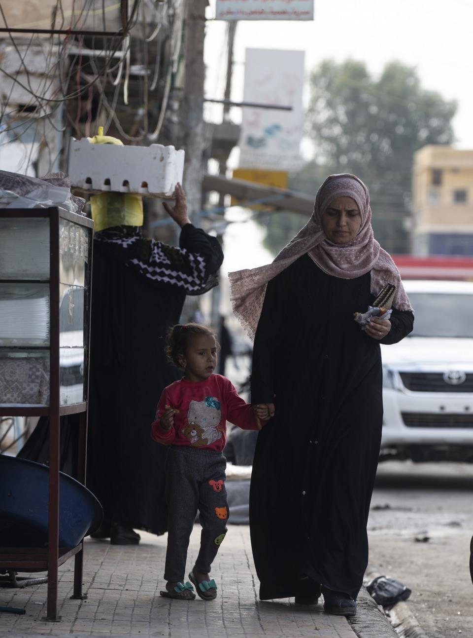<p>Tel Abyad'da komşularına ziyarete giden kadınlar, çarşıda sohbet eden yetişkinler, terörün izlerinin büyük ölçüde silindiğini gösteriyor.</p>