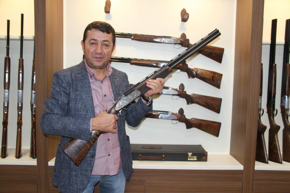 <p>Eğer bizim 10 bin dolara satışa sunduğumuz bu silahlar, İngiliz malı bir av tüfeği olsaydı dünyadaki fiyatı 250 bin sterlin olacaktı.</p>