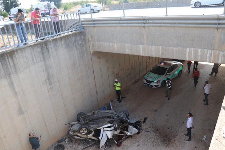 <p>Alınan bilgiye g&ouml;re, B&uuml;lent Y&uuml;ksekyal&ccedil;ın'ın (40) kullandığı 01 TK 160 plakalı otomobil, Adana-Gaziantep kara yolu İncirlik Park Alanı yakınlarında yaklaşık 5 metre y&uuml;kseklikten alt ge&ccedil;ide d&uuml;şt&uuml;.&nbsp;</p>
