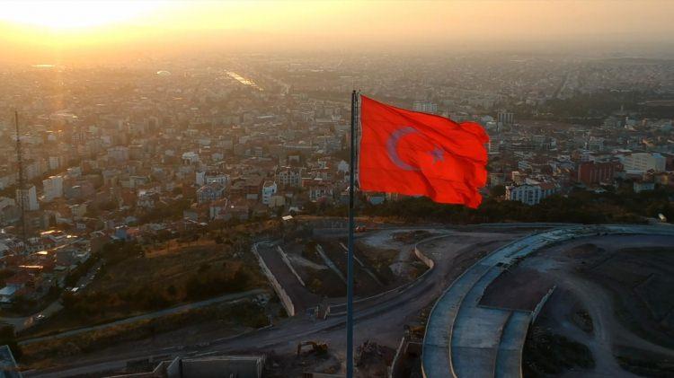 <p>Hazırlanan videoda Türkiye’nin farklı şehirlerinde Türk Bayrağı dalgalanırken drone pilotları ise eşsiz manzarayı en iyi şekilde kayıt ediyor. </p>
