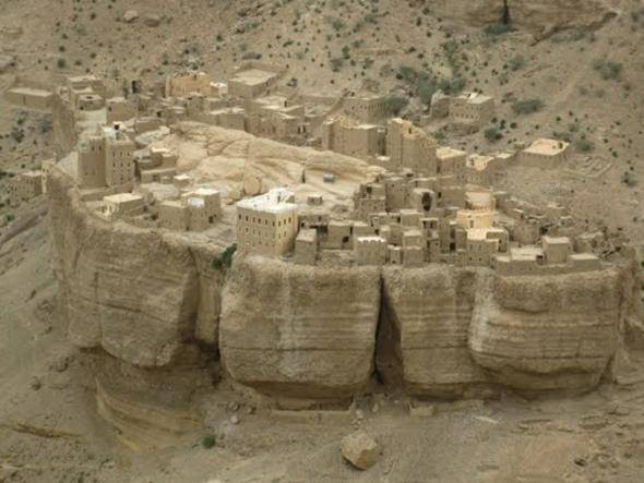 <p>Yaklaşık 150 metrelik bir kaya üzerinde yükselmeleri ise onları doğrudan film setlerine ışınlıyor.</p>
