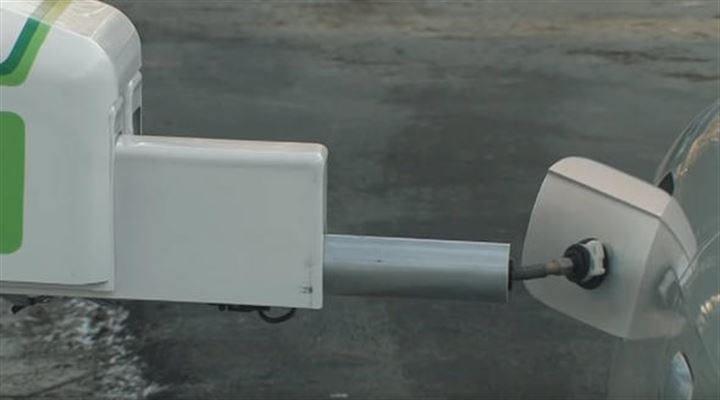 <p>Depo kapağını otomatik açan sistem, benzer hamleyle de geri çekilip kapağı kapatıyor.</p>