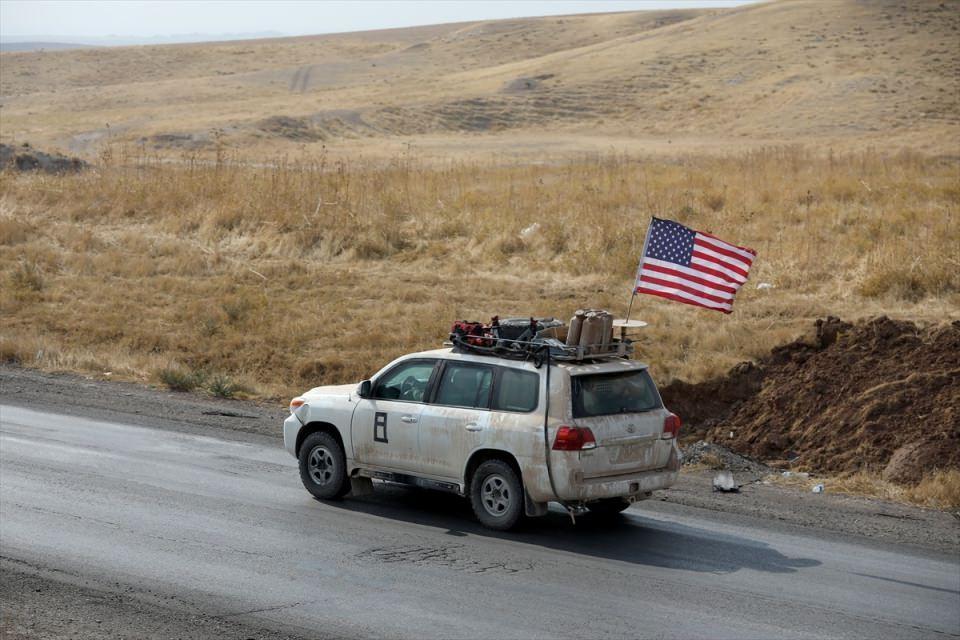 <p>Alınan bilgiye göre, Suriye sınırındaki Simelka Kapısı'ndan Irak'a giriş yapan Amerikan askerlerini taşıyan zırhlı araçlar ve askeri ekipman tırlarının bir kısmı Enbar vilayetine hareket ederken bir kısmı da Erbil'e intikal ediyor.</p>

<p> </p>
