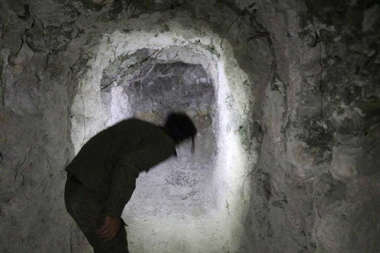 <p>Tünel, ilçenin farklı yerlerine dağılan kilometrelerce uzunluğundaki kollarıyla birçok girişe sahip.</p>
<p> </p>
