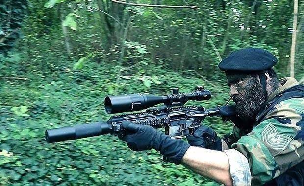 <p><strong>Bordo Bereliler - Türkiye</strong><br />
<br />
Özel Kuvvetler Komutanlığı ya da halk arasındaki adıyla Bordo Bereliler ve eski adıyla Özel Harp Dairesi, Türk Silahlı Kuvvetleri'nin değişik sınıf ve rütbelerdeki subay, astsubay ve uzman erbaşlardan oluşan, iç ve dış tehditlerin bertaraf edilmesine karşı her türlü arazi ve iklim şartlarında görev yapabilecek nitelikte üst düzey eğitime tabi tutularak yetiştirilmiş özel askerlere verilen isimdir.</p>
