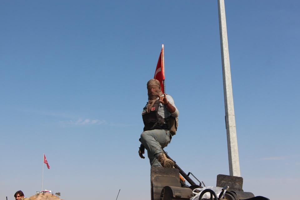 <p>TÜRK Silahlı Kuvvetleri'nin (TSK) Fırat'ın doğusundaki PKK/YPG'ye yönelik başlattığı 'Barış Pınarı Harekatı'nda terörden arındırılan Resulayn'a, yaklaşık 50 araçla Suriye Milli Ordusu (SMO) birlikleri sevk edildi. Askerlerin bir kısmı ise Mardin'in Nusaybin ilçesine gönderildi.</p>
<p> </p>