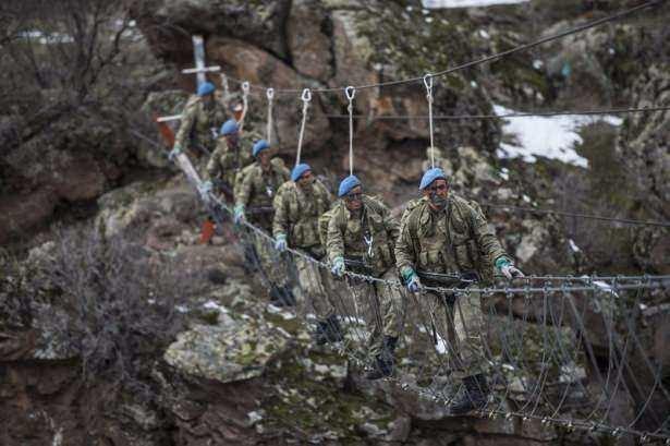 <p><strong>Eğitimleri</strong></p>

<p>Yurtiçi, yurtdışı ve ihtisas eğitimi olmak üzere 3 ayrı dalda 47 ayrı ders eğitimi gören "bordo bereliler", 3.5 yılda yetişmektedir.Yurtiçinde 72 hafta süreli temel nitelikli kurslar gören elit askerlere, bu eğitimden sonra yurtiçi ve yurtdışında ihtisas eğitimi verilmekte, ihtisas süreleri 10 ila 52 hafta arasında değişmektedir.</p>
