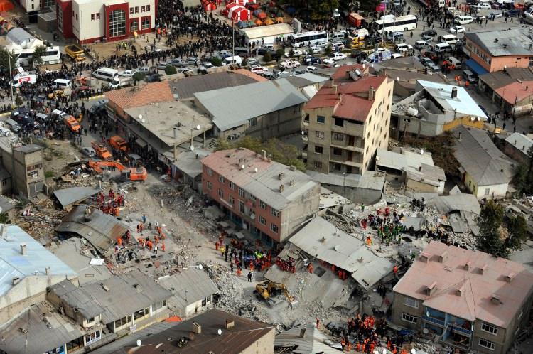 <p><strong> "Herkes Van'ın acısına ortak oldu"</strong></p>

<p>Van Valisi ve Büyükşehir Belediye Başkan Vekili Mehmet Emin Bilmez, AA muhabirine yaptığı açıklamada, Van'ın deprem kuşağında yer aldığını anımsattı.</p>

<p>Son yaşanan depremlerle büyük yıkımların yaşandığı Van'da devletin tüm kurumlarının sefer olmasıyla yaraların kısa sürede sarıldığını aktaran Bilmez, "Çok kısa sürede depreminin tüm izleri silindi. Türkiye'de yaşayan herkes Van'ın acısına ortak oldu. 25 bin 570 konut yapıldı. 139 iş merkezi, 17 okul, 33 cami, 9 alışveriş merkezi ve 3 bin 194 ahır inşa edildi. Tüm bunlarla kent, depremden önceki konumundan daha iyi bir duruma getirildi." dedi.</p>
