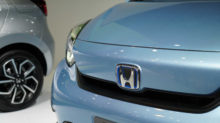 <p>Motor yelpazesi şimdilik açıklanmasa da Honda, yeni Jazz’ın hibrit versiyonunun firmanın yeni 2 motorlu hibrit sistemiyle donatılacağını söyledi. </p>
<p> </p>