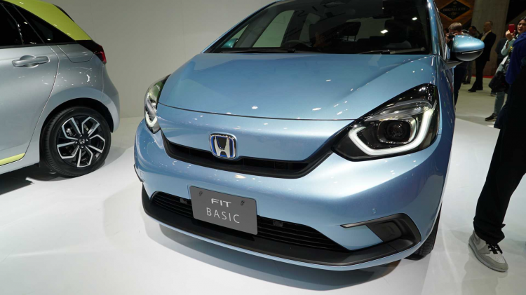 <p>Ayrıca, donanım paketinden bağımsız olarak tüm modellerin, Honda SENSING ileri güvenlik ve sürücü asistan sistemiyle sunulacağı açıklandı. Sistemde bulunan sekiz sonar sensörle çalışan geniş ön ve arka görüş kamerası, acil durumlarda otomatik frenlemeyle kaza riskini azaltacak.</p>